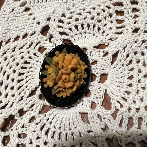 unknown Jewelry - Vintage Black / tan 3D Floral bouquet cluster Brooch